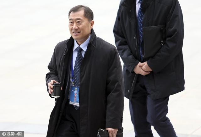 可是，叶辰一时半会儿也很难判断出这东西到底是不是《九玄天经》里记载的凤骨藤，于是他下意识的问：老人家，您确定这只手镯的材质是叫凤骨藤吗？确定。